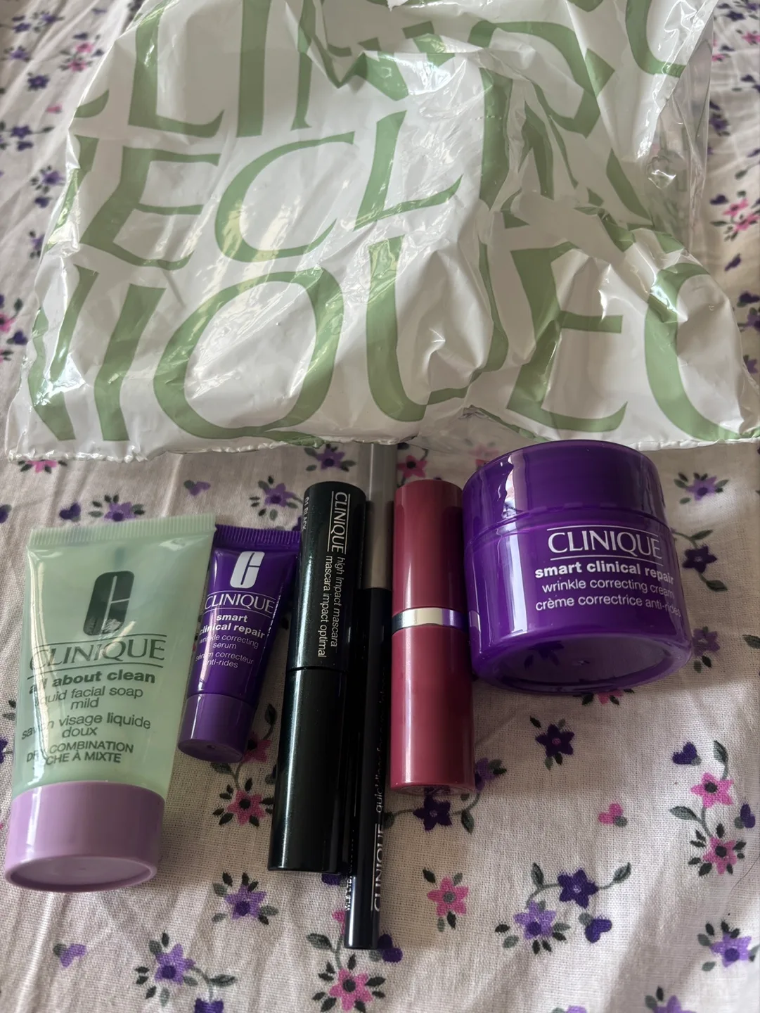 Clinique Makeup Bag and Skincare Set image indicator(2)