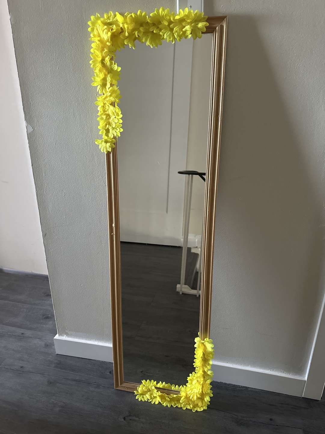 Full-length mirror with yellow flower decor