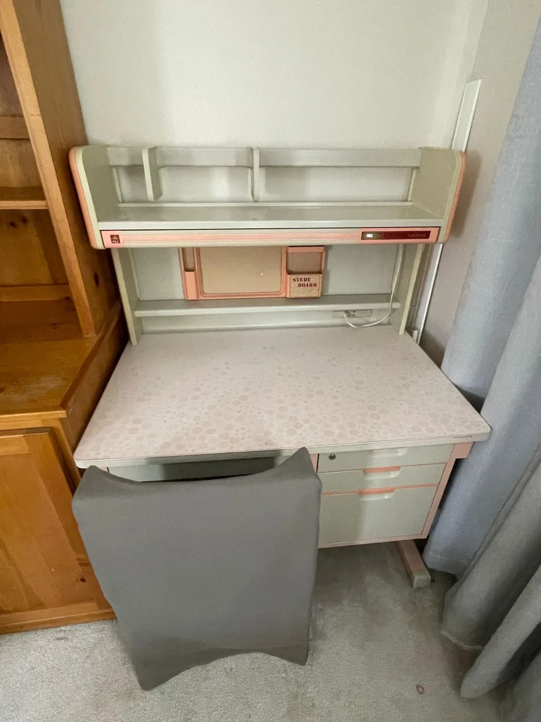 Adjustable height kids desk image indicator(2)