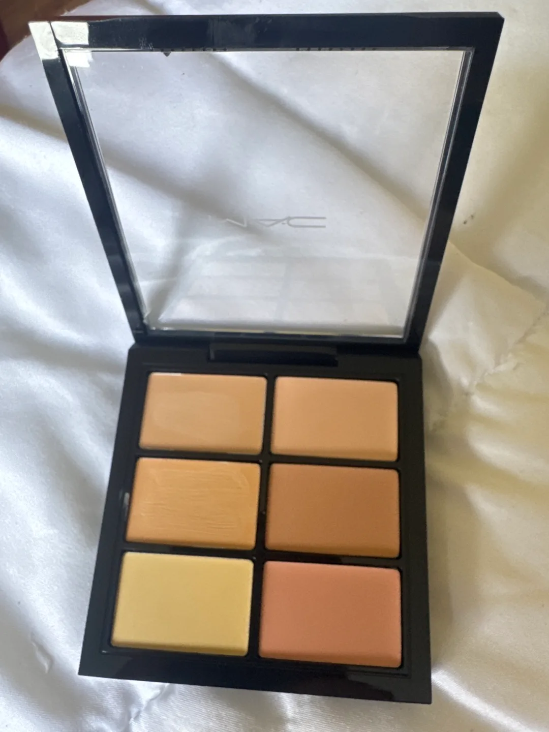 MAC Cosmetics Concealer Palette image indicator(2)