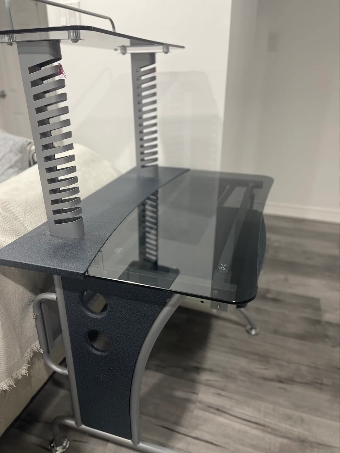 Glass Top Computer Desk with Keyboard Tray image indicator(3)