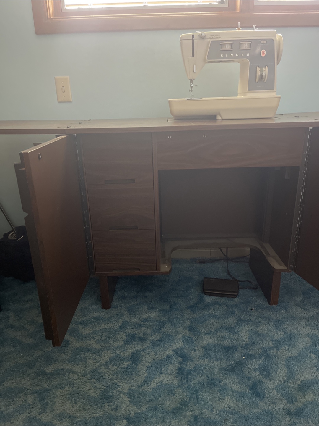 Vintage Singer Sewing Machine with Cabinet - photo 3