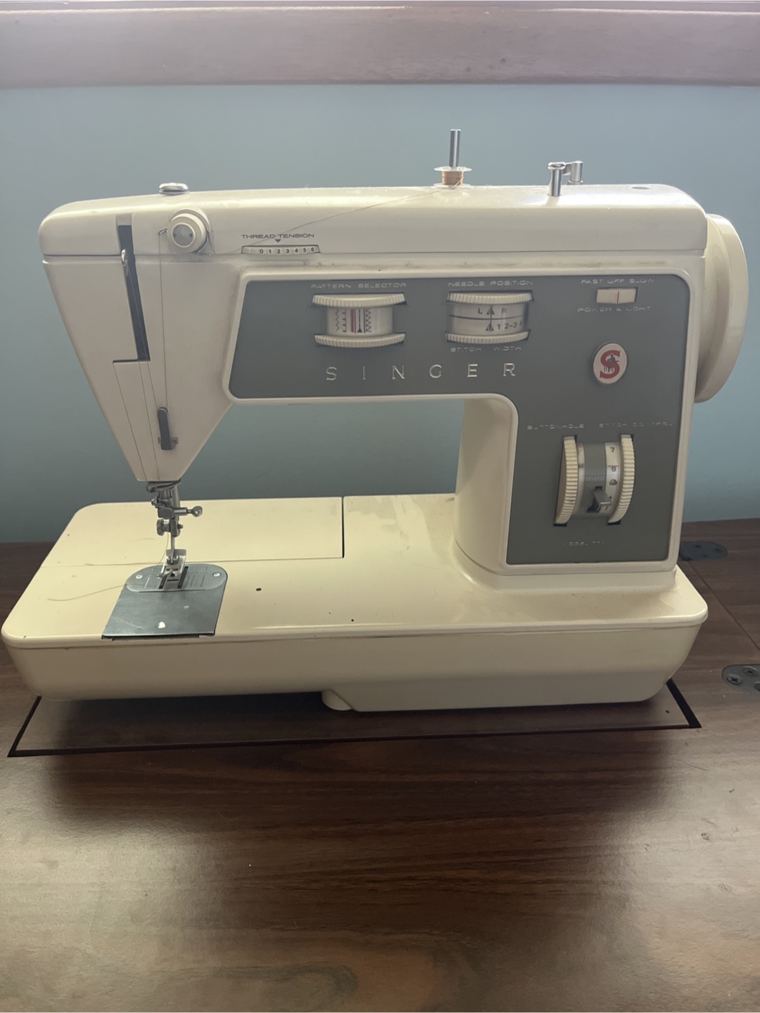 Vintage Singer Sewing Machine with Cabinet - photo 2
