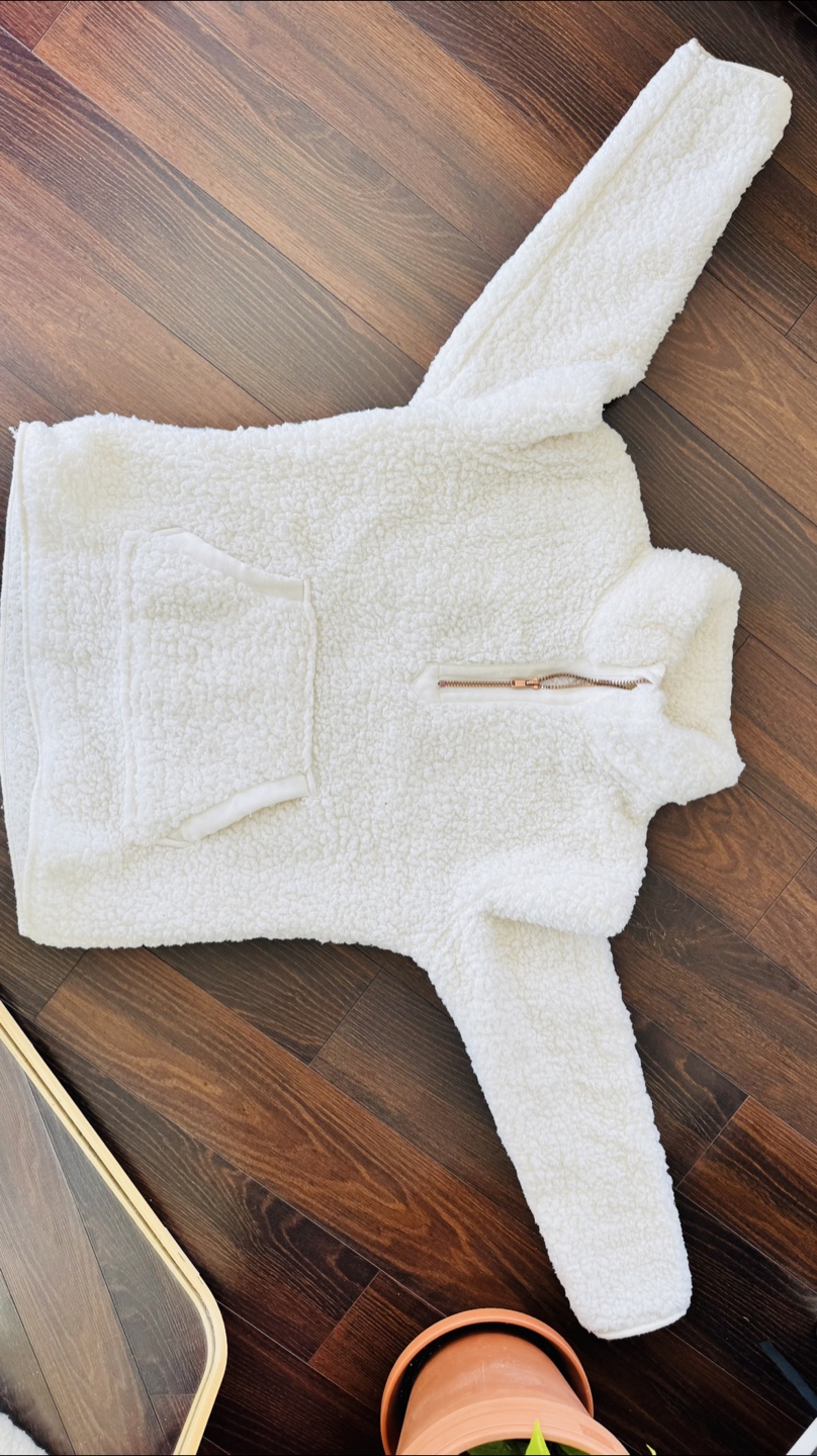 🥕 Gender neutral warm fluffy white sweater with mid zip