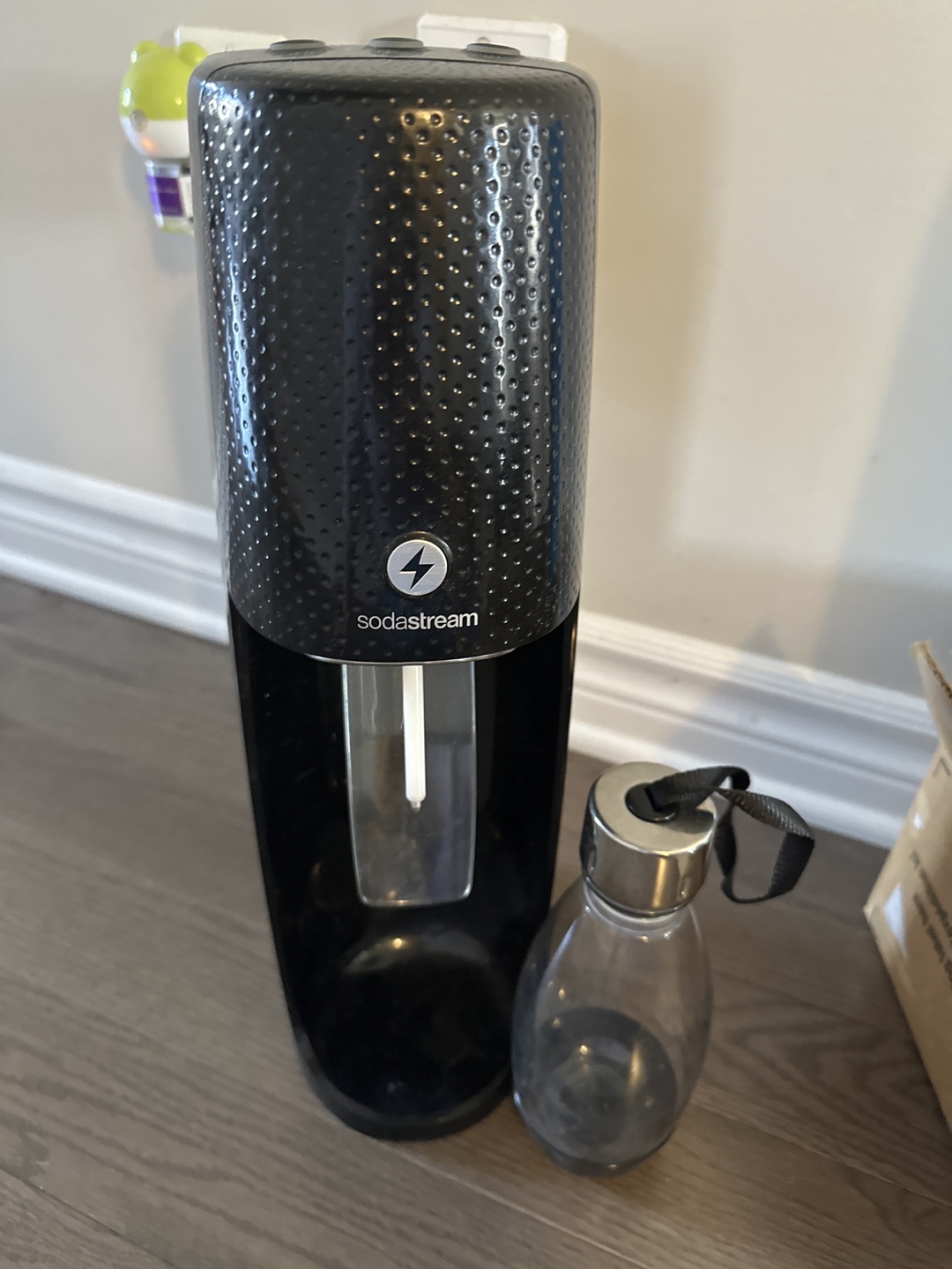 SodaStream Fizzi Sparkling Water Maker with CO2 canisters - photo 2