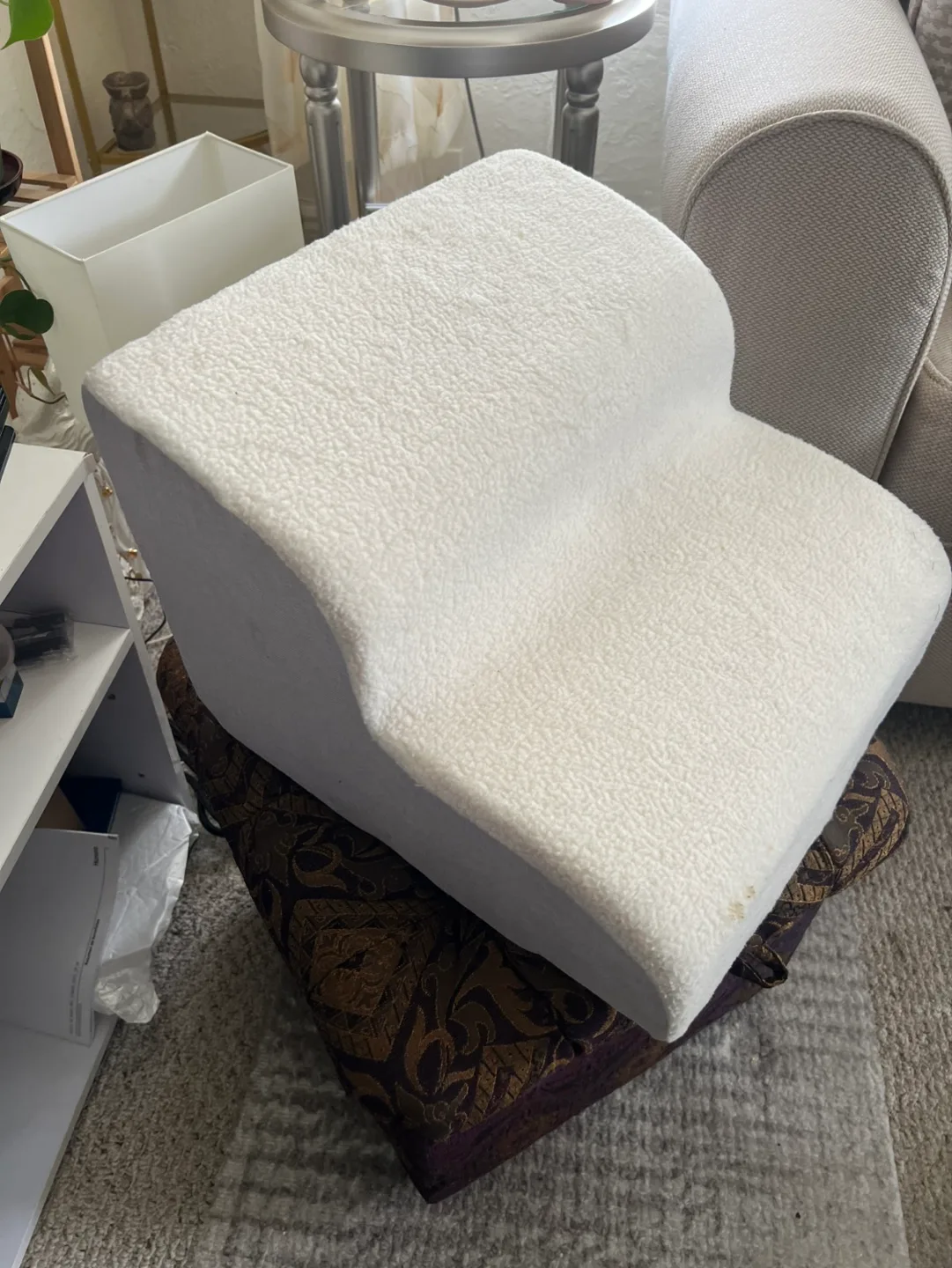 White Leg Elevation Pillow image indicator(2)