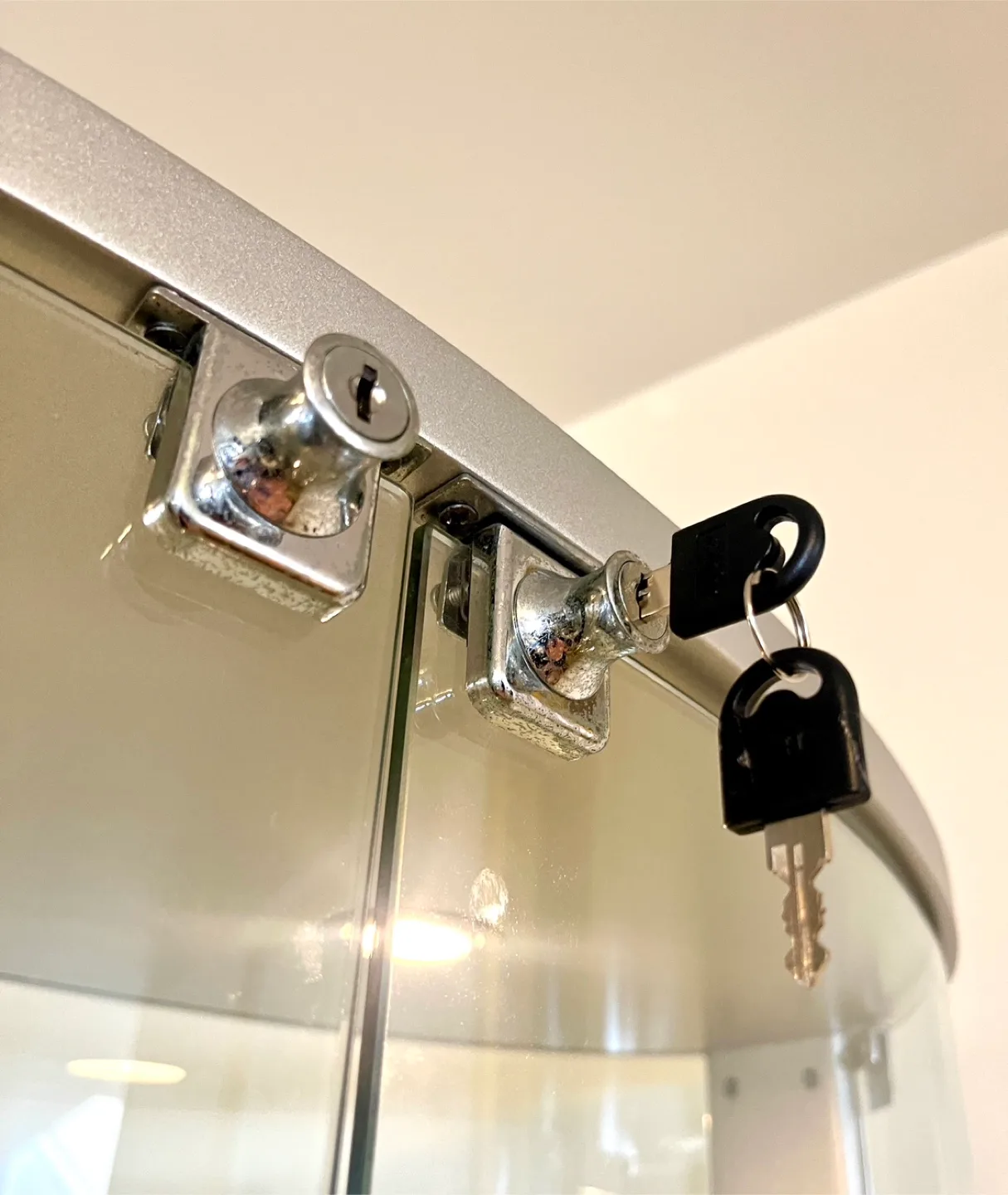 Beautiful Modern Glass Display Cabinet with Light + Lock & Key image indicator(4)