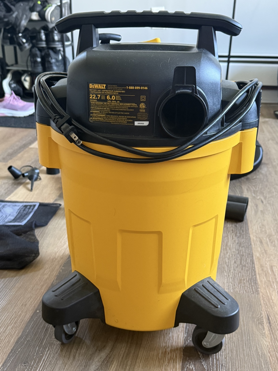 Dewalt Wet/Dry Vacuum Cleaner with Attachments - photo 3