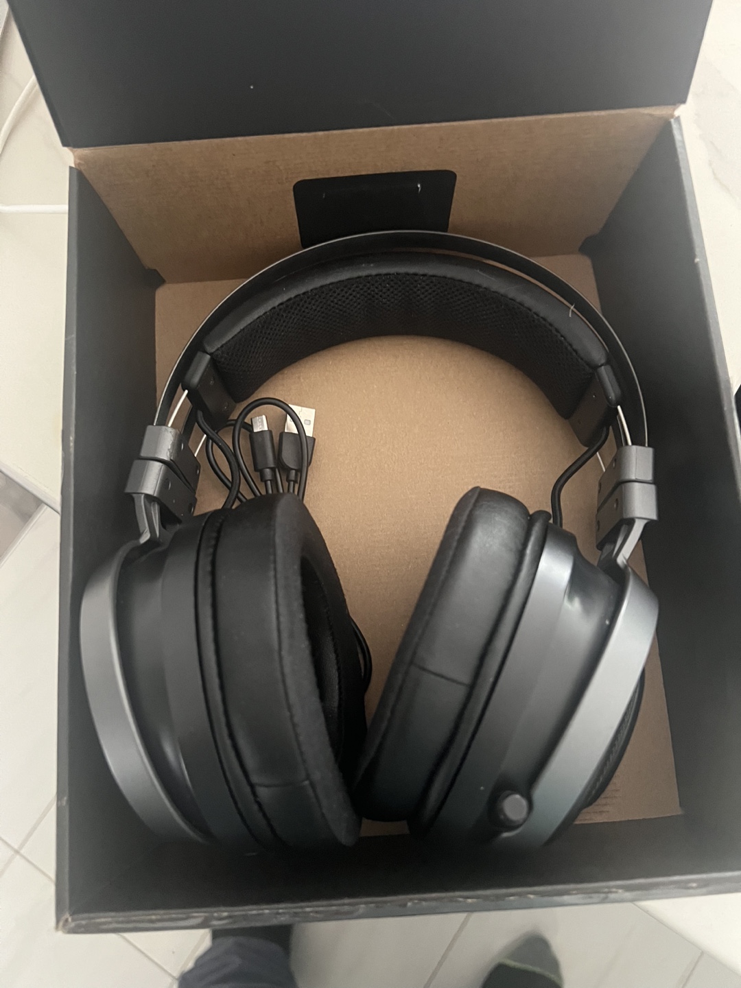 RAZER Nari ultimate gaming headset wireless
