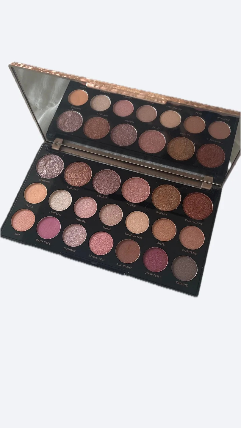 Makeup Revolution London Eyeshadow Palette image indicator(2)