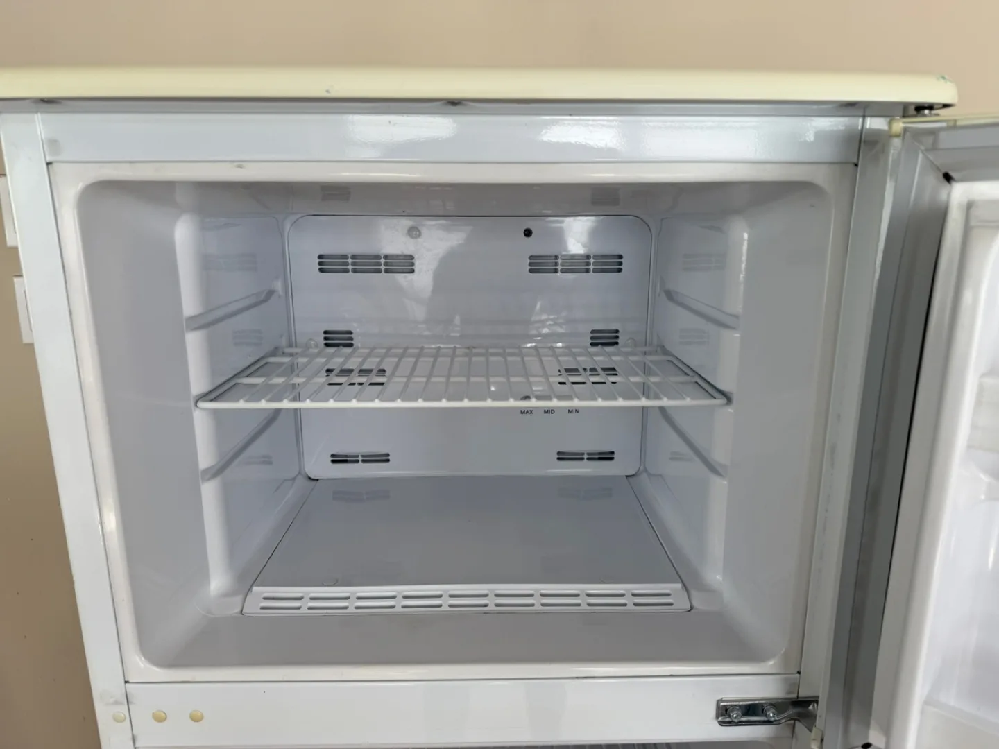 Denby Top‑Freezer Refrigerator – 8.8 cu ft – Excellent Condition image indicator(3)