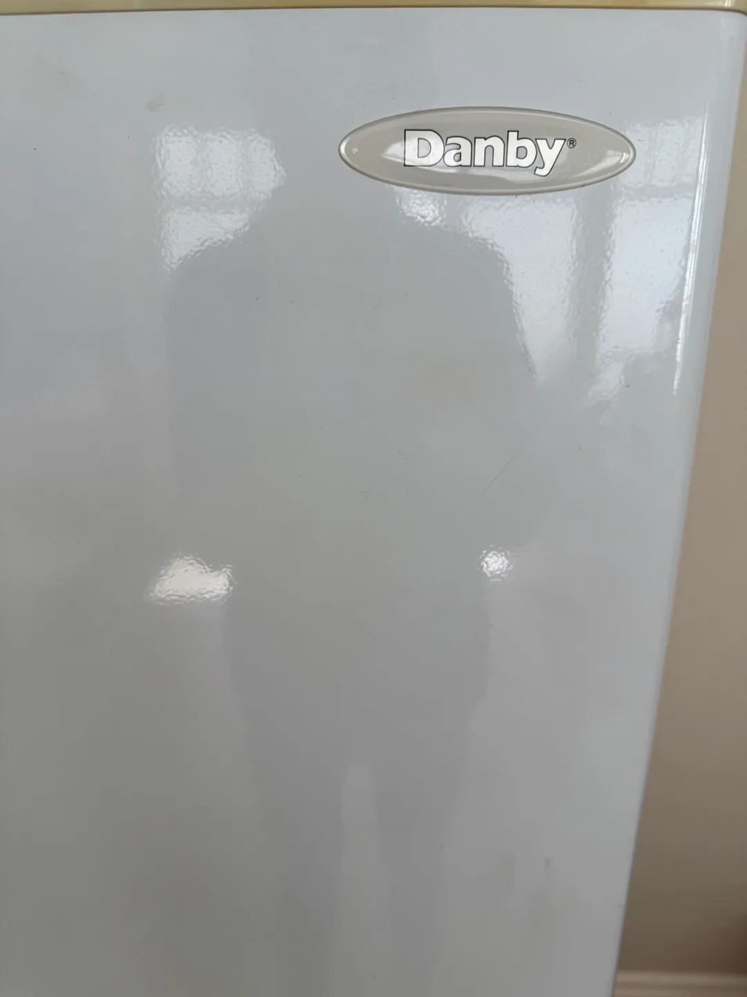 Denby Top‑Freezer Refrigerator – 8.8 cu ft – Excellent Condition image indicator(5)