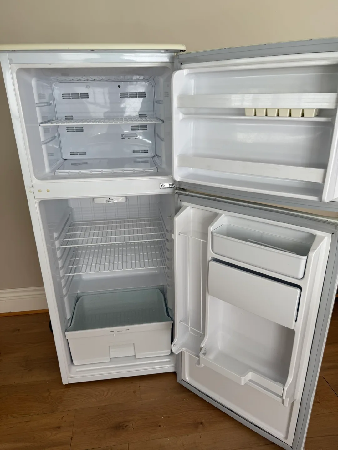 Denby Top‑Freezer Refrigerator – 8.8 cu ft – Excellent Condition image indicator(2)