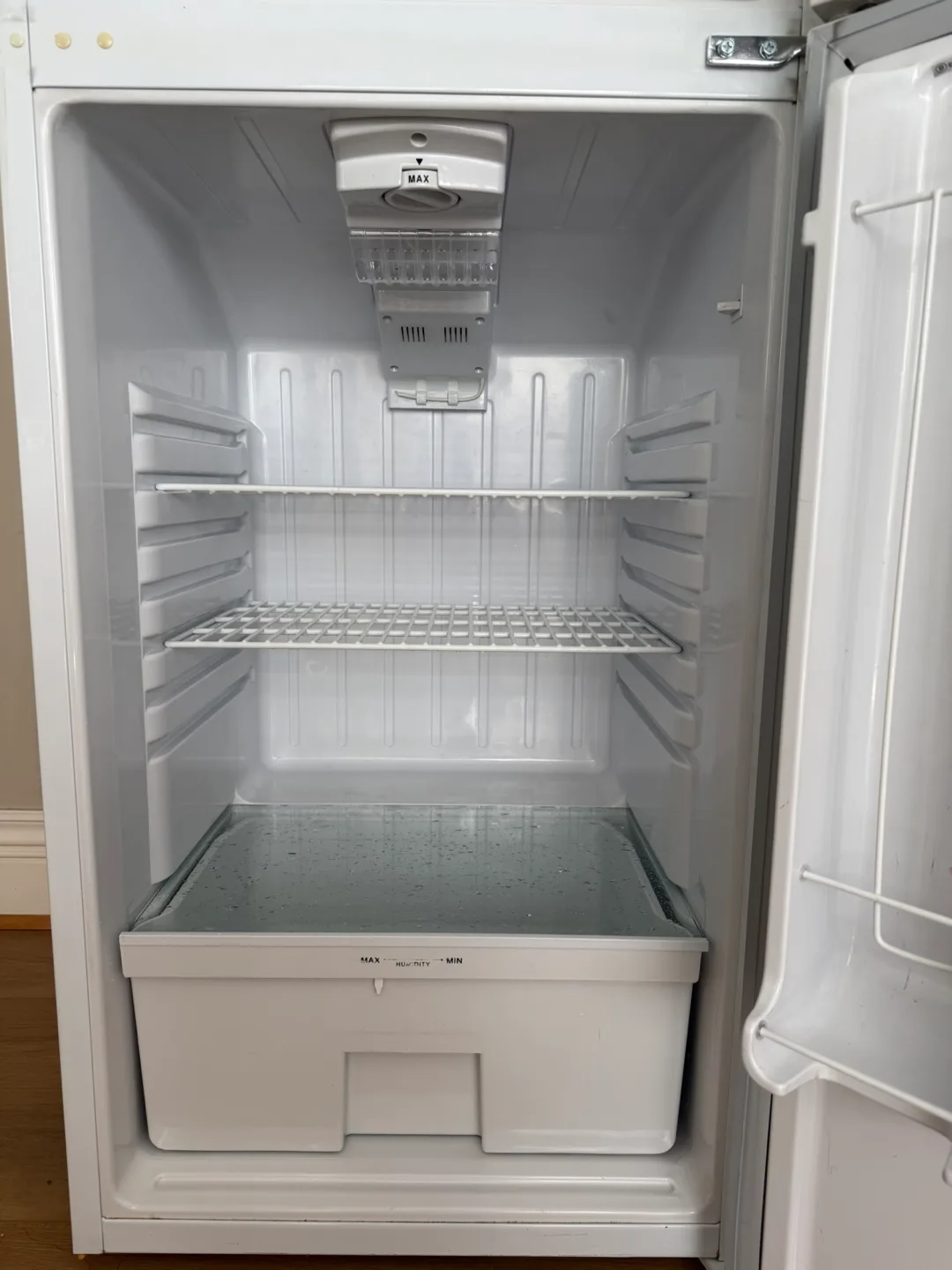 Denby Top‑Freezer Refrigerator – 8.8 cu ft – Excellent Condition image indicator(4)