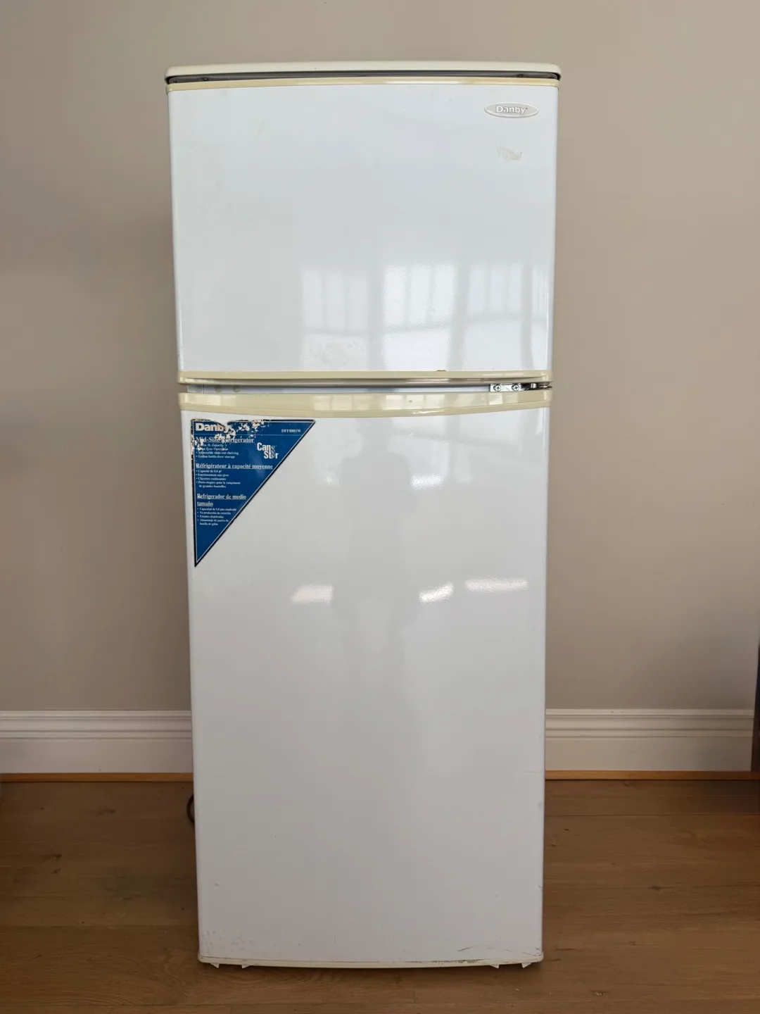 Denby Top‑Freezer Refrigerator – 8.8 cu ft – Excellent Condition thumbnail
