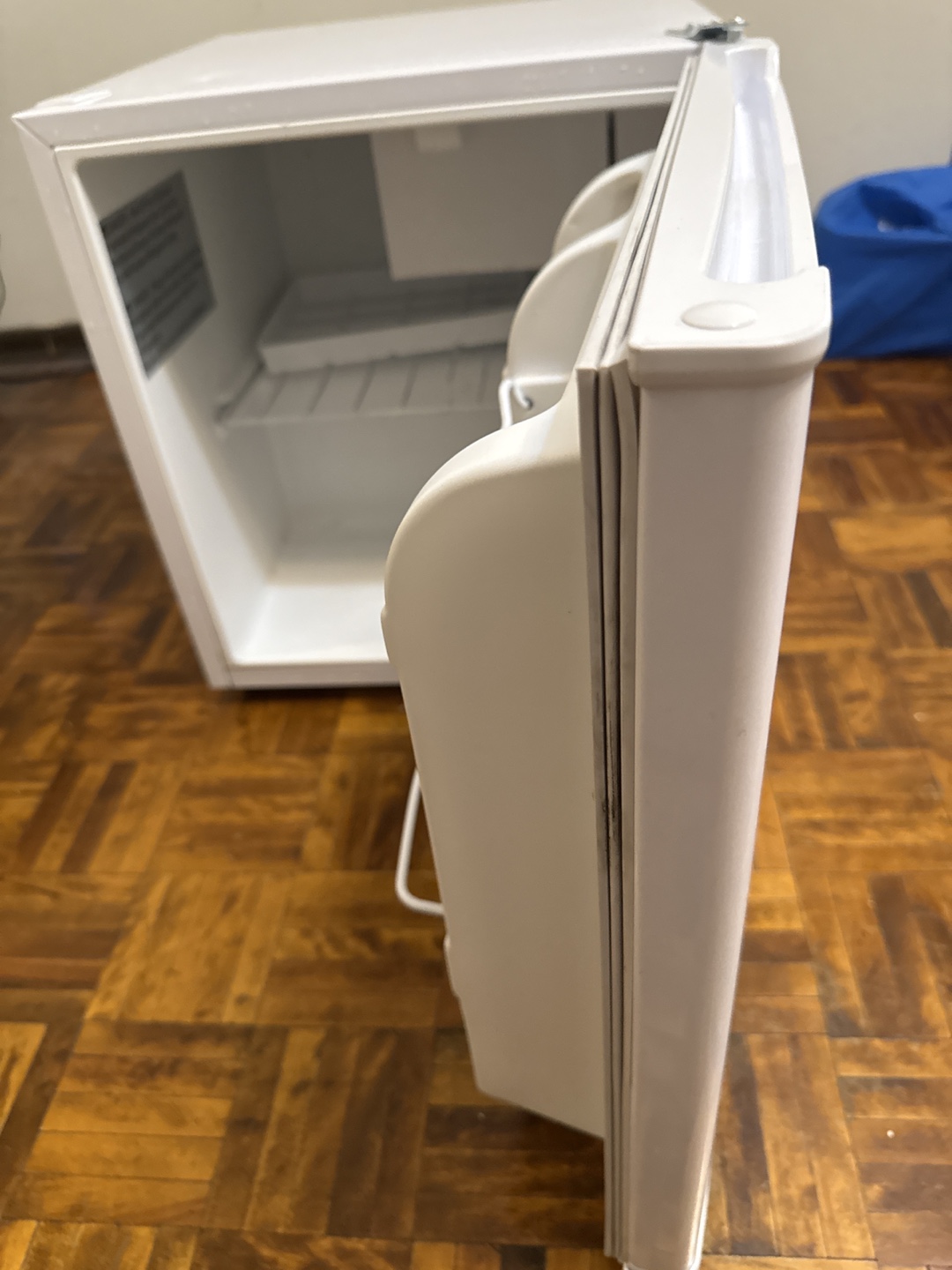 Galanze Mini Fridge - photo 2