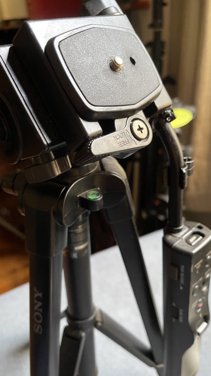 Sony VCT-VPR1 Tripod with Remote Shutter Release - photo 3