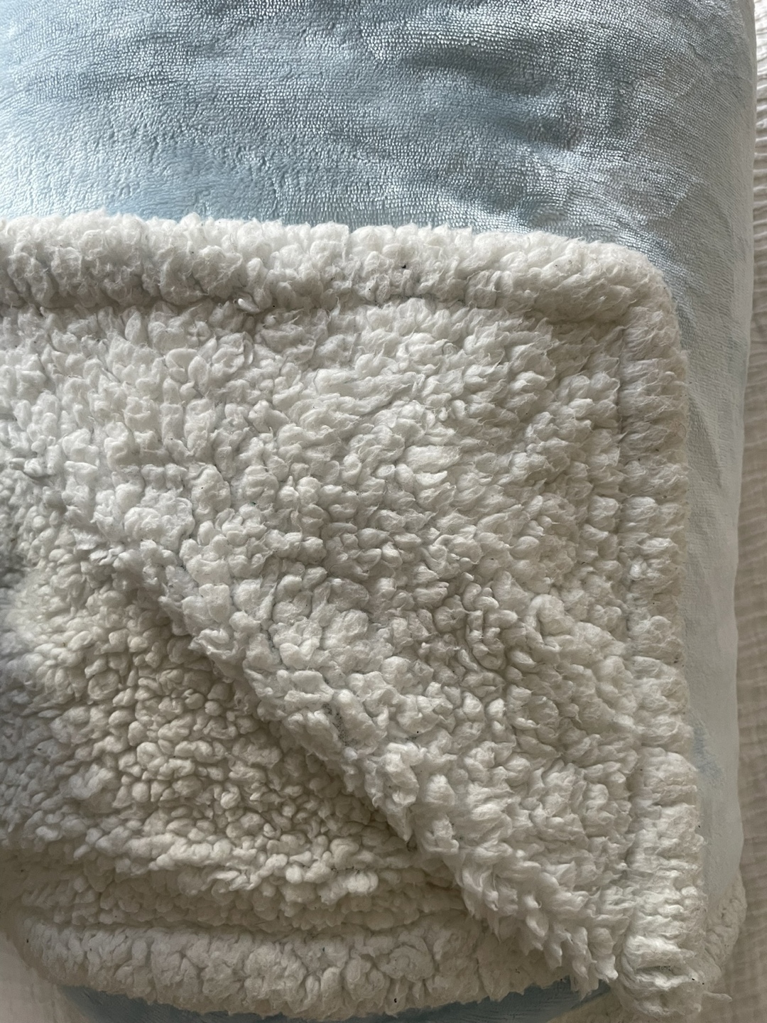 Light blue fuzzy blanket - photo 4