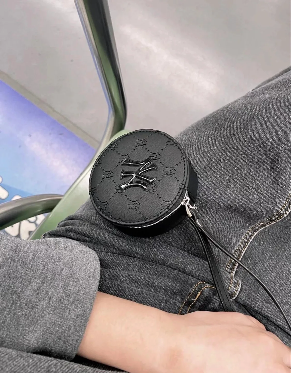 NY Yankees Logo Round Coin Purse image indicator(6)