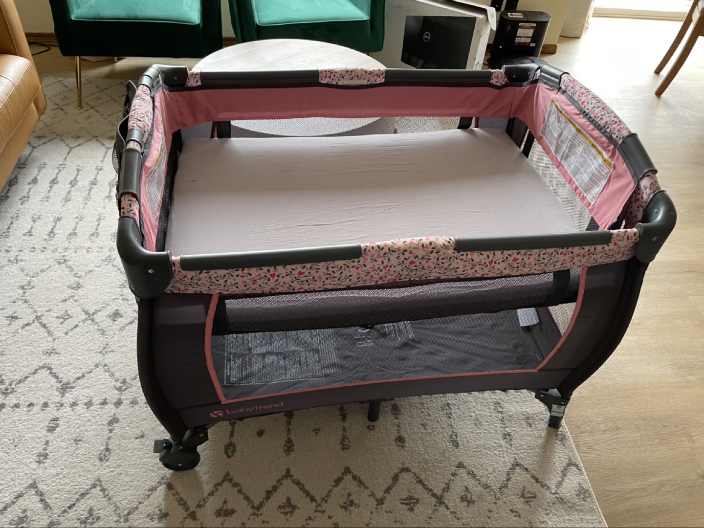 Gently used Baby Crib with mattress and 2 bed sheets - photo 5