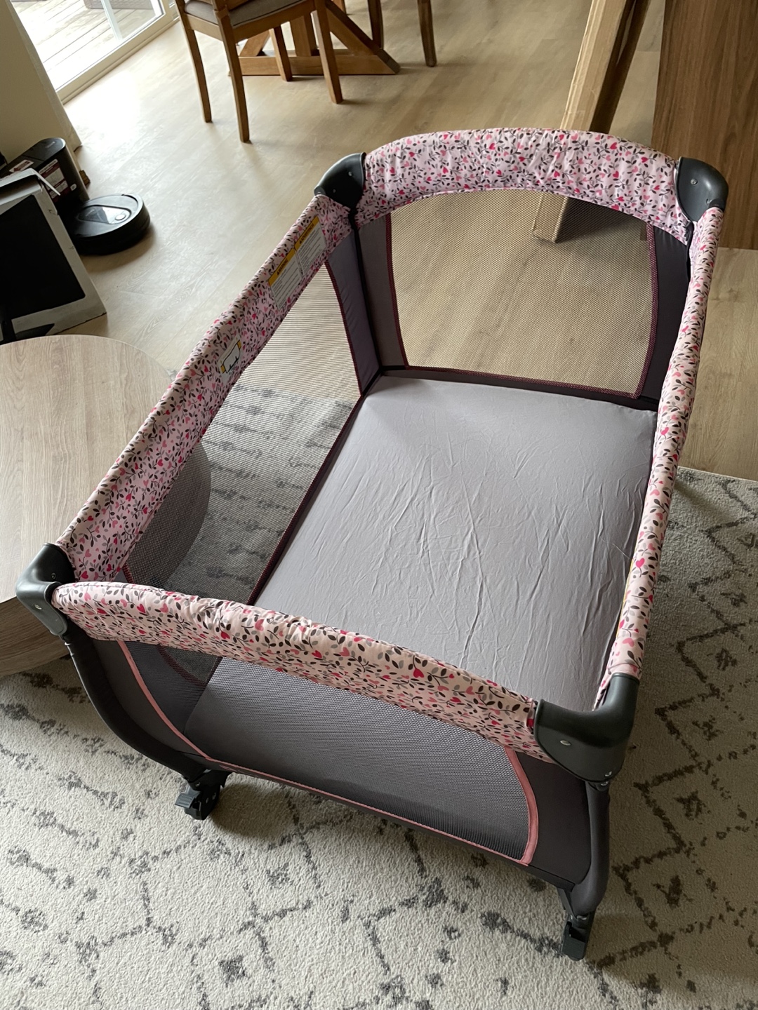 Gently used Baby Crib with mattress and 2 bed sheets - photo 2