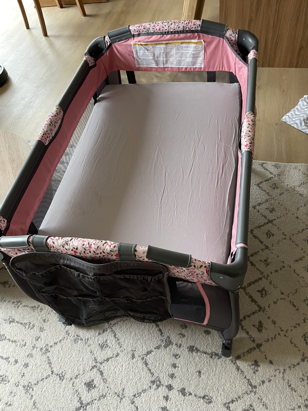 Gently used Baby Crib with mattress and 2 bed sheets - photo 4