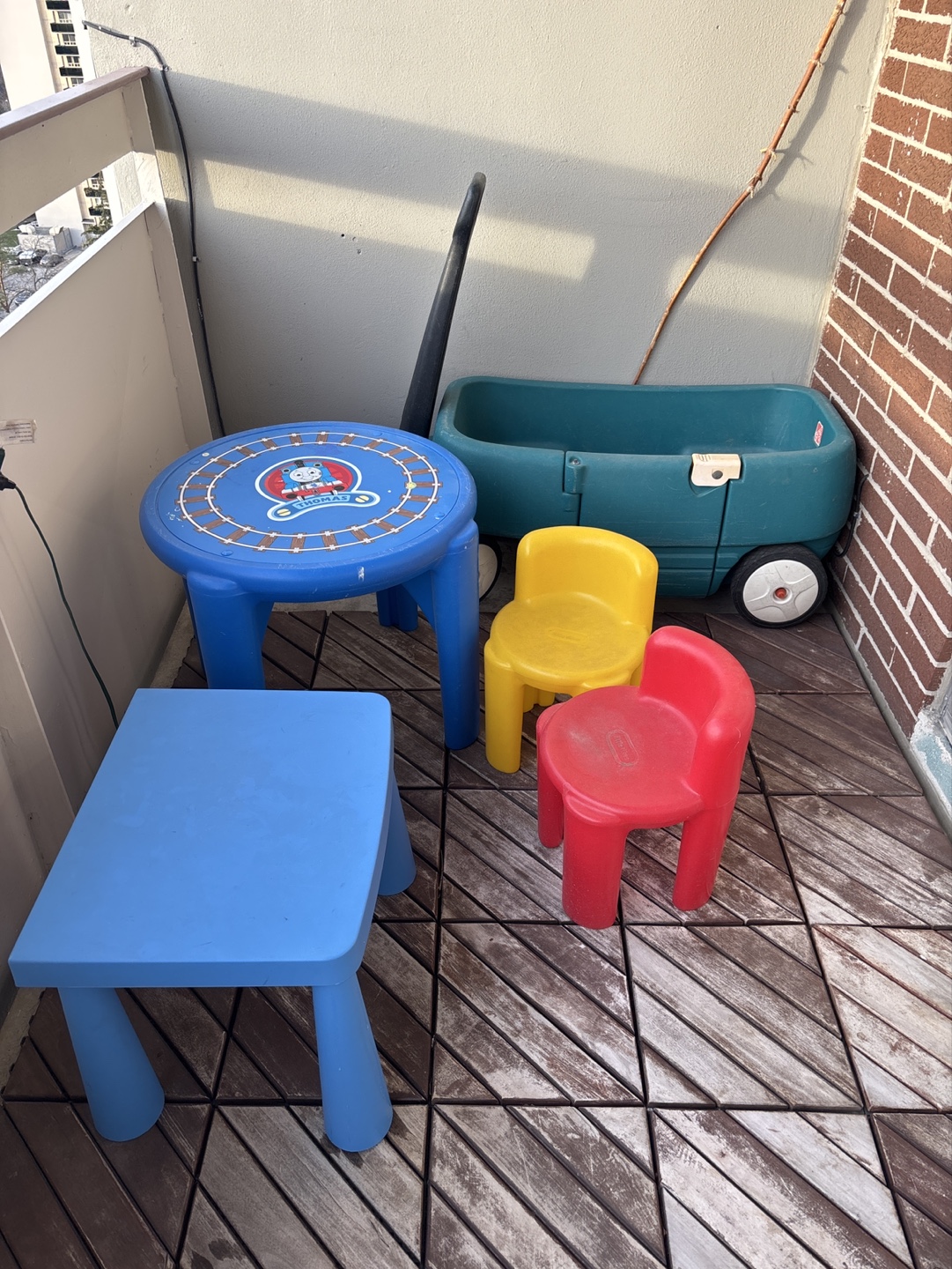 Kids' outdoor playset: table, chairs and wagon