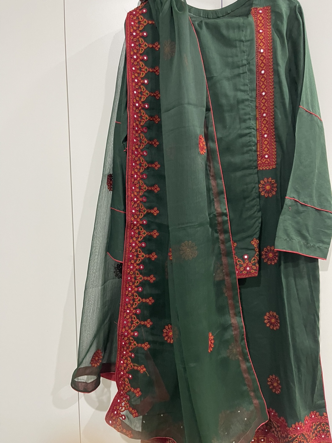 Beautiful hand-embroidered Pakistani Shalwar Kameez - photo 5