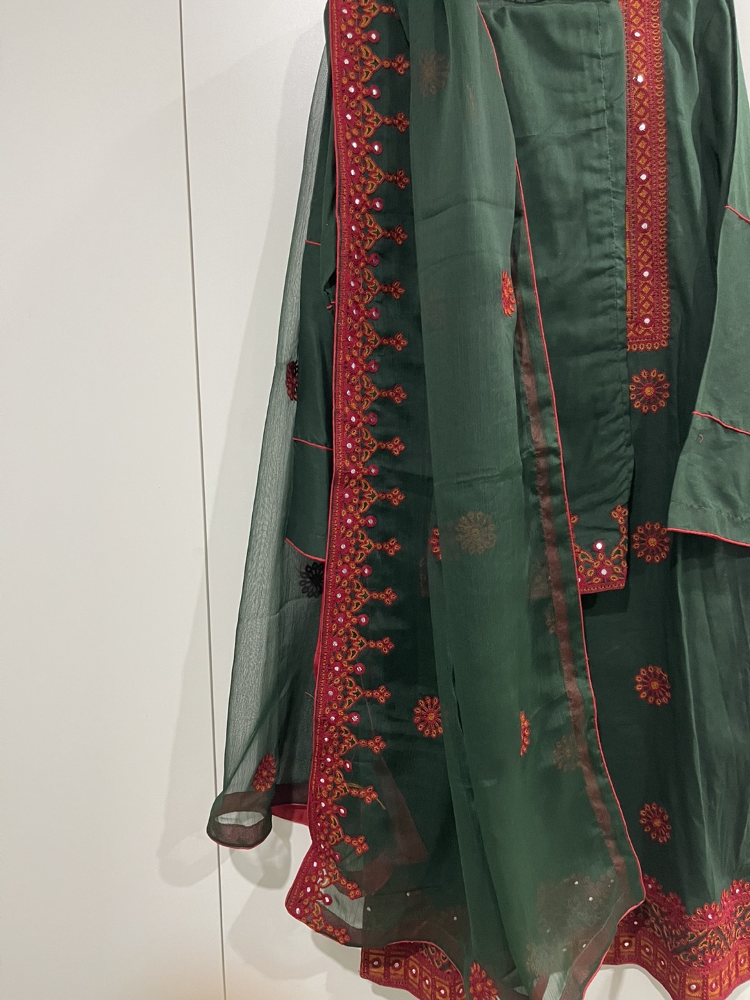 Beautiful hand-embroidered Pakistani Shalwar Kameez - photo 4