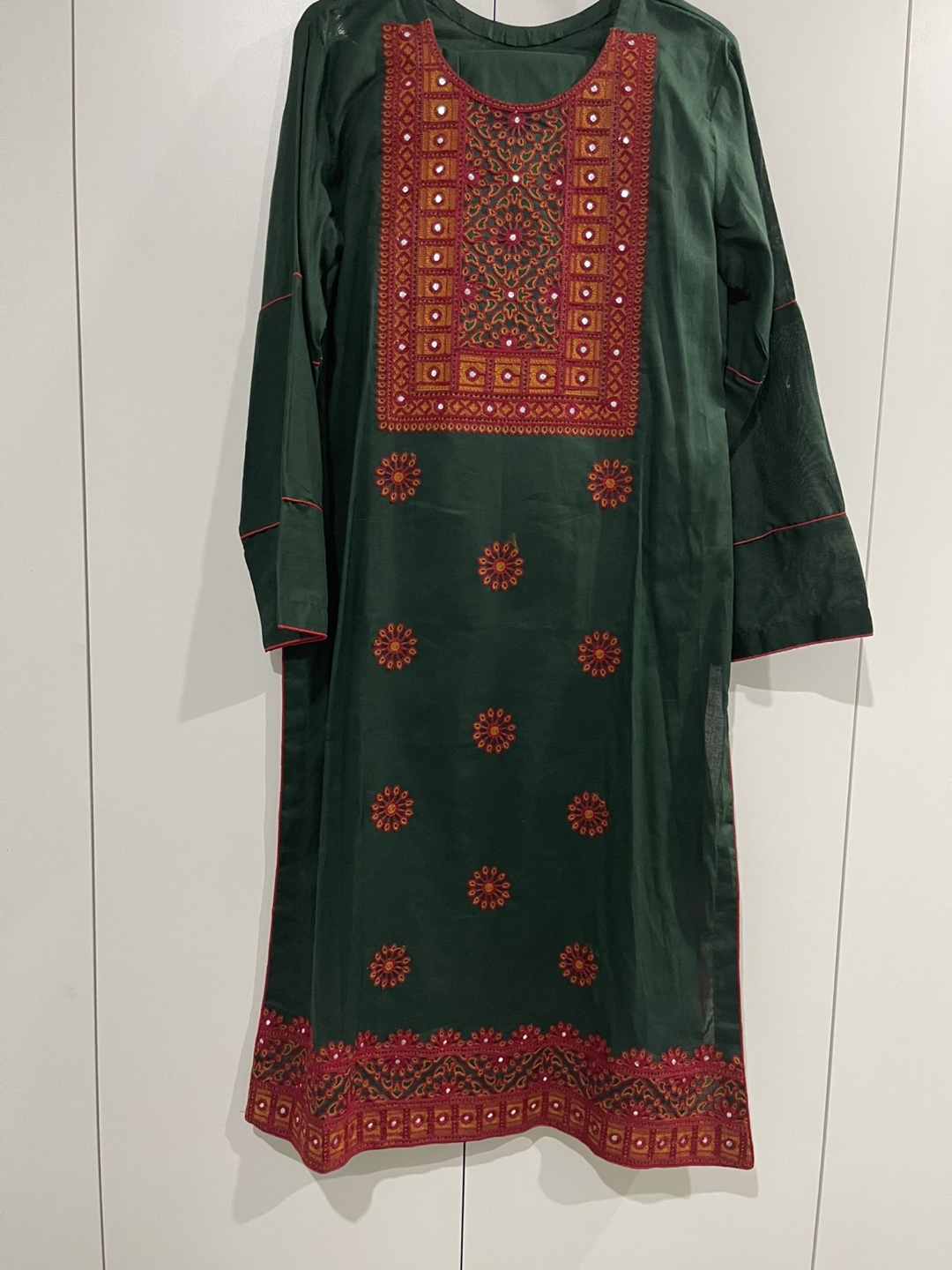 Beautiful hand-embroidered Pakistani Shalwar Kameez