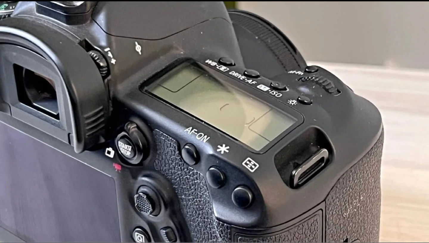 Canon EOS 5D Mark IV DSLR Camera + 50 mm lens image indicator(3)