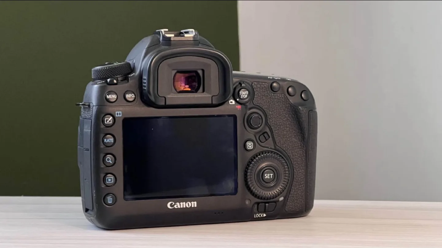 Canon EOS 5D Mark IV DSLR Camera + 50 mm lens image indicator(2)