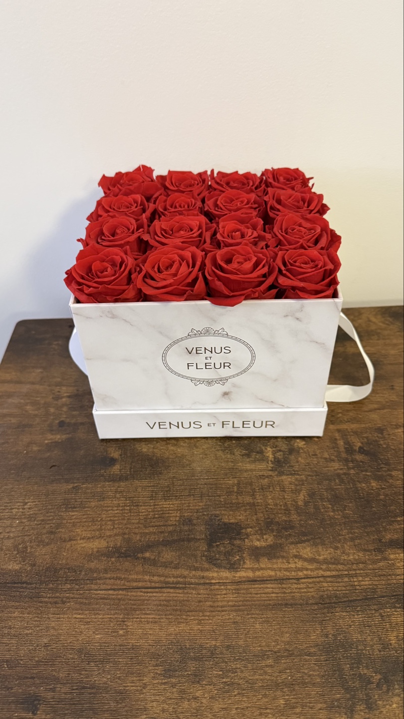 Venus et Fleur Red Roses in Marble Box