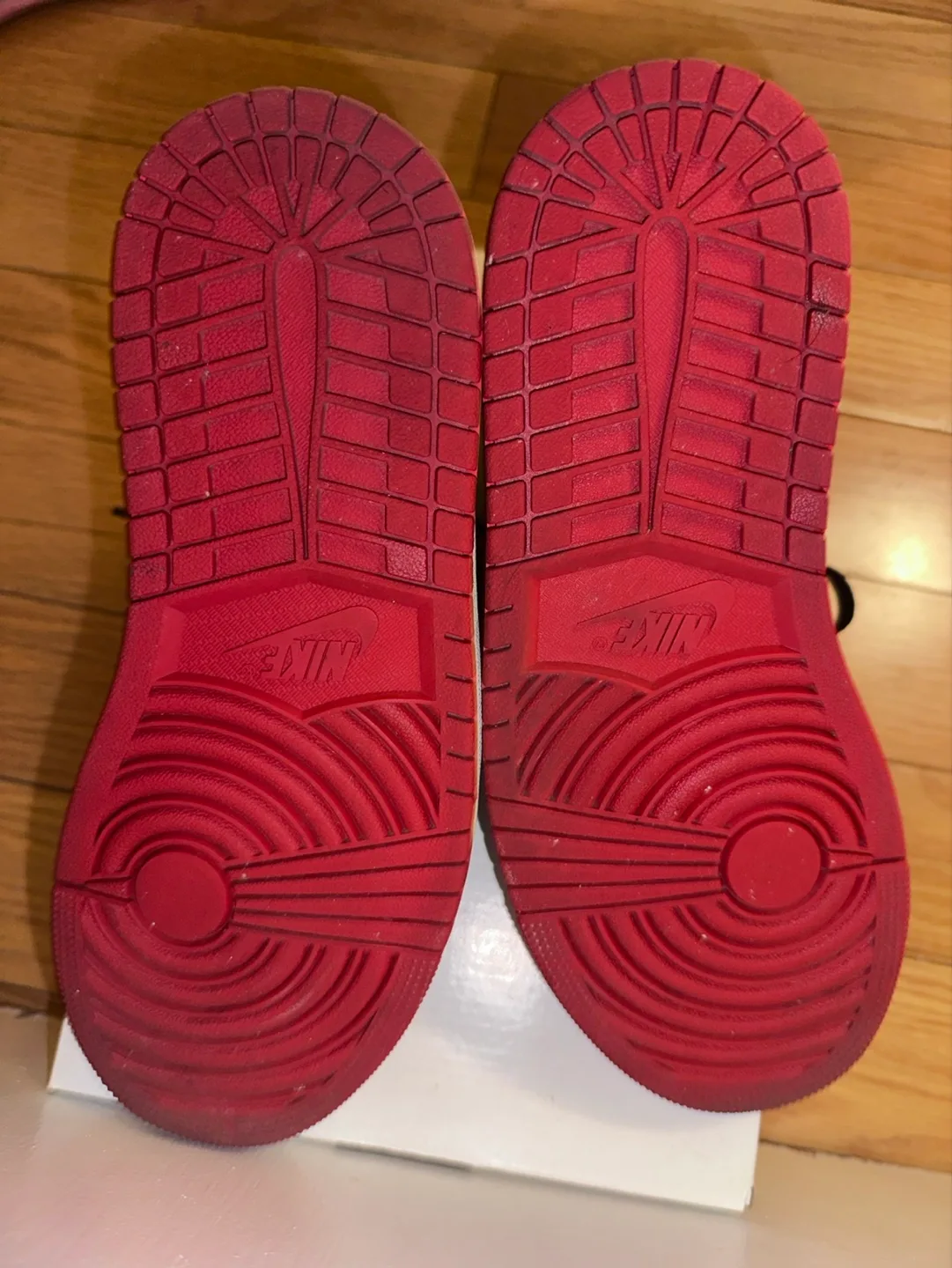 Nike Air Jordan 1 Low women size 7.5 image indicator(3)