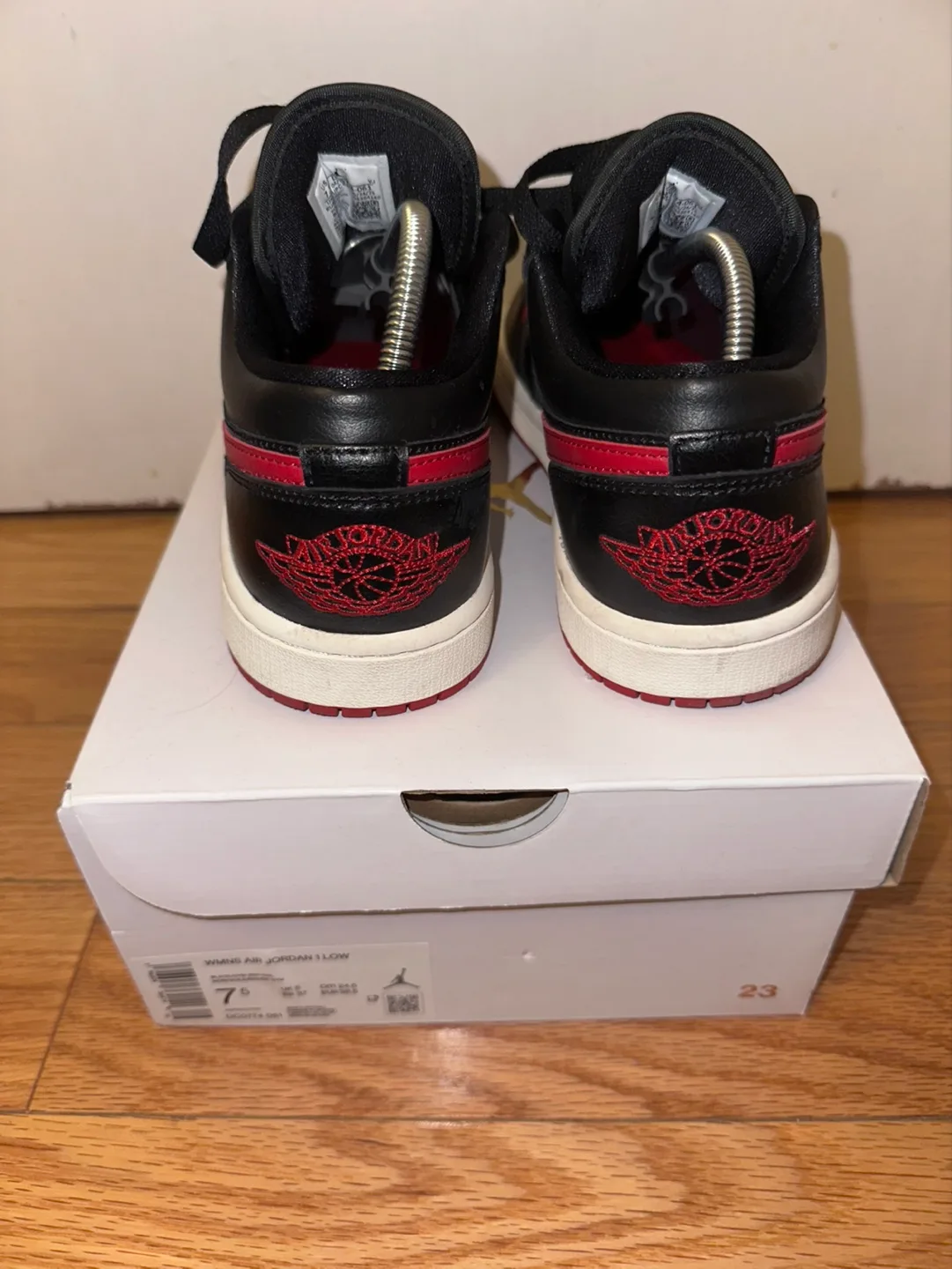 Nike Air Jordan 1 Low women size 7.5 image indicator(2)