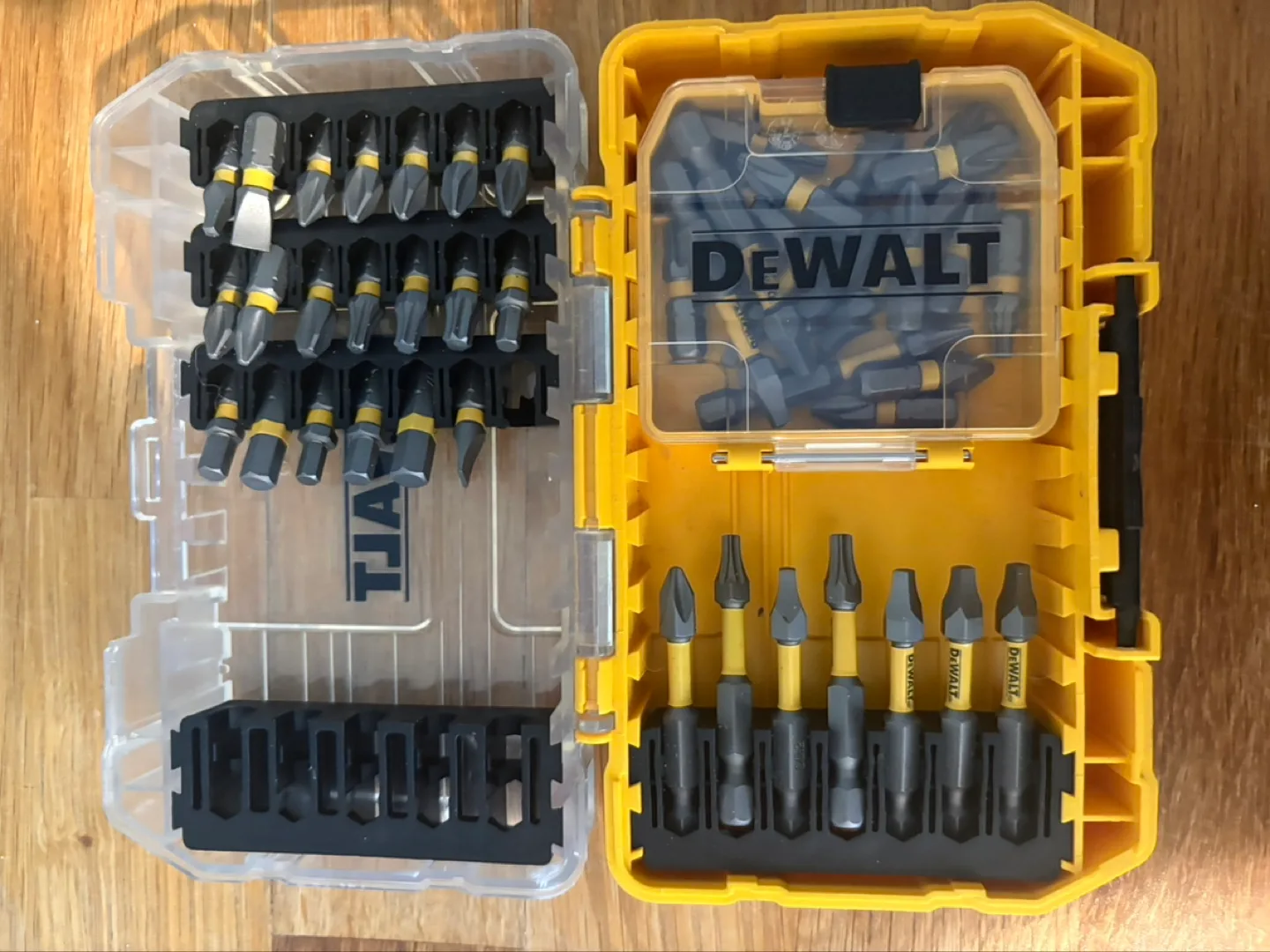 DEWALT Screwdriver Bit Set with Case image indicator(2)