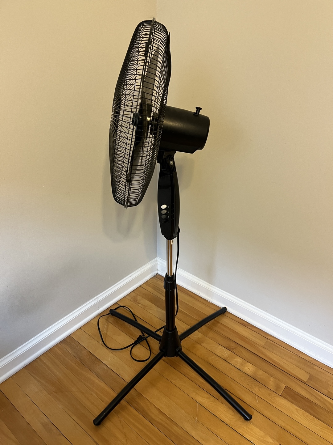 Fan - Tilt-Head Oscillating Pedestal/Stand Fan - photo 2