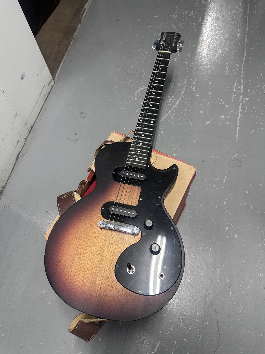 EPIPHONE electric Guitar w amp