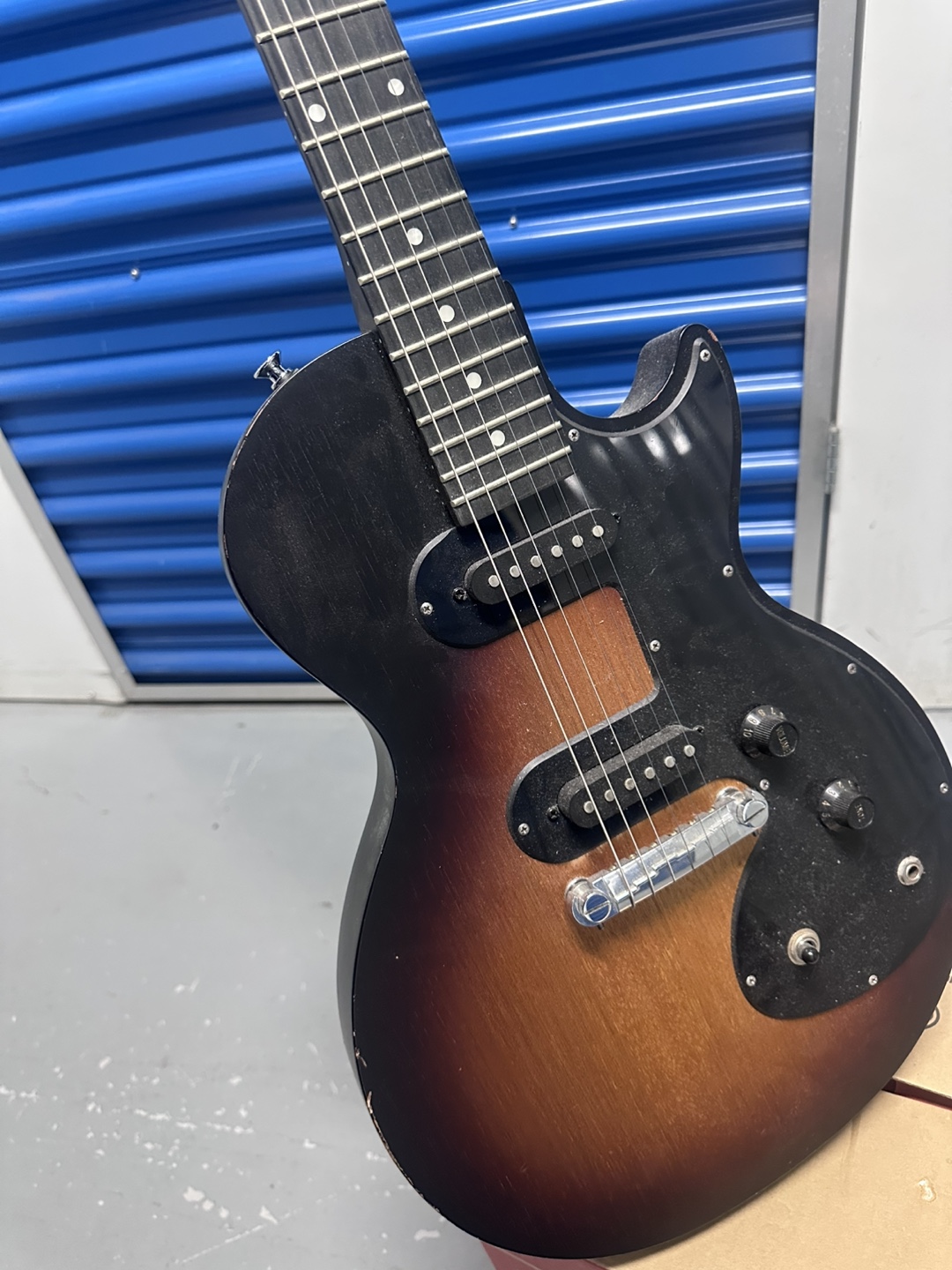 EPIPHONE electric Guitar w amp - photo 3