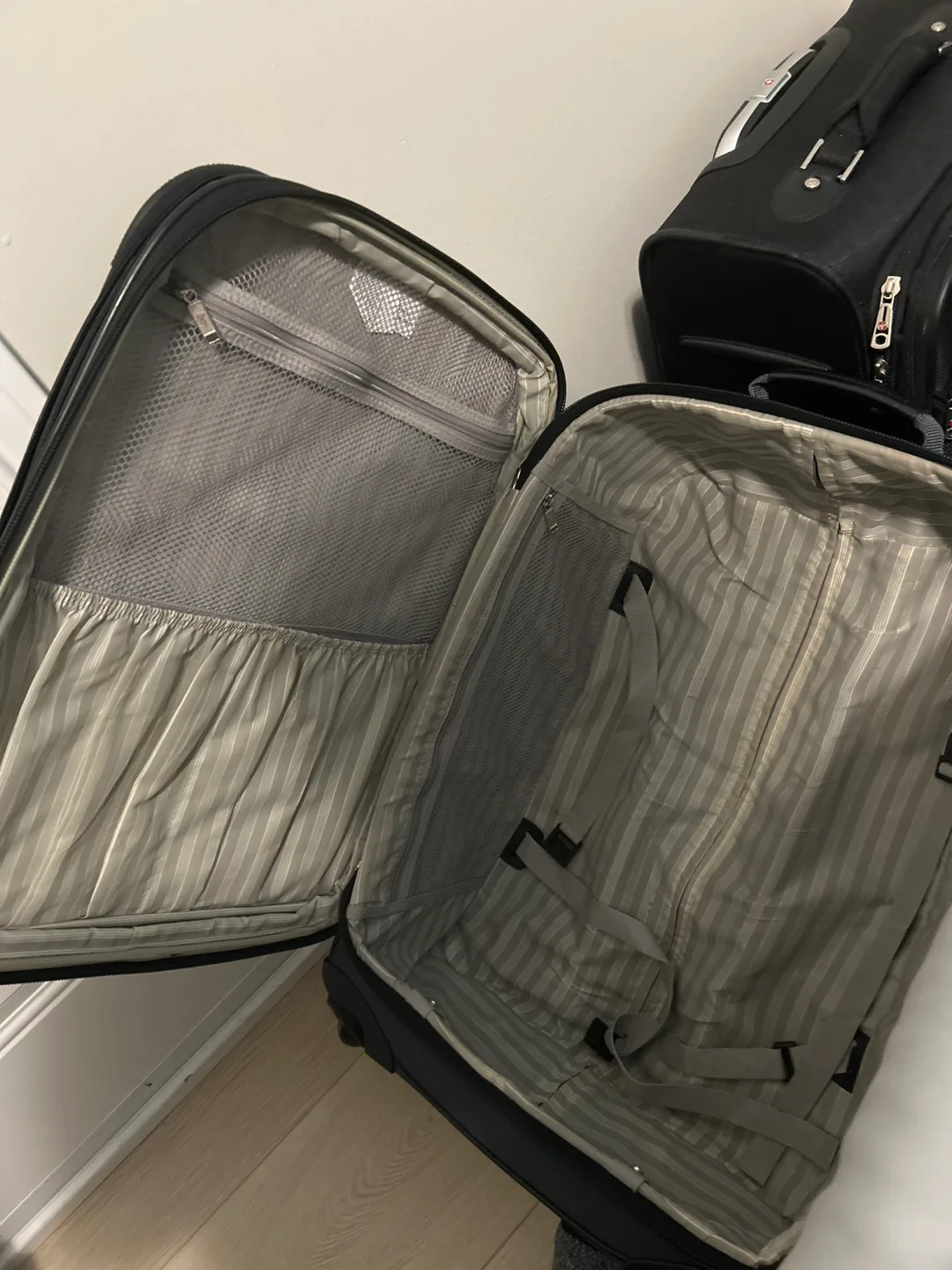 Ricardo Beverly Hills Rolling Suitcase image indicator(4)