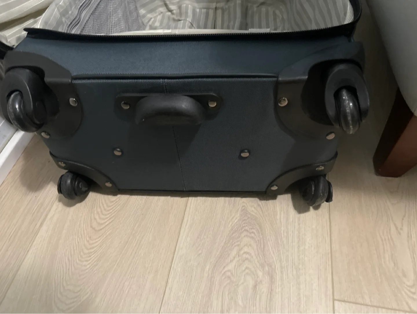 Ricardo Beverly Hills Rolling Suitcase image indicator(5)