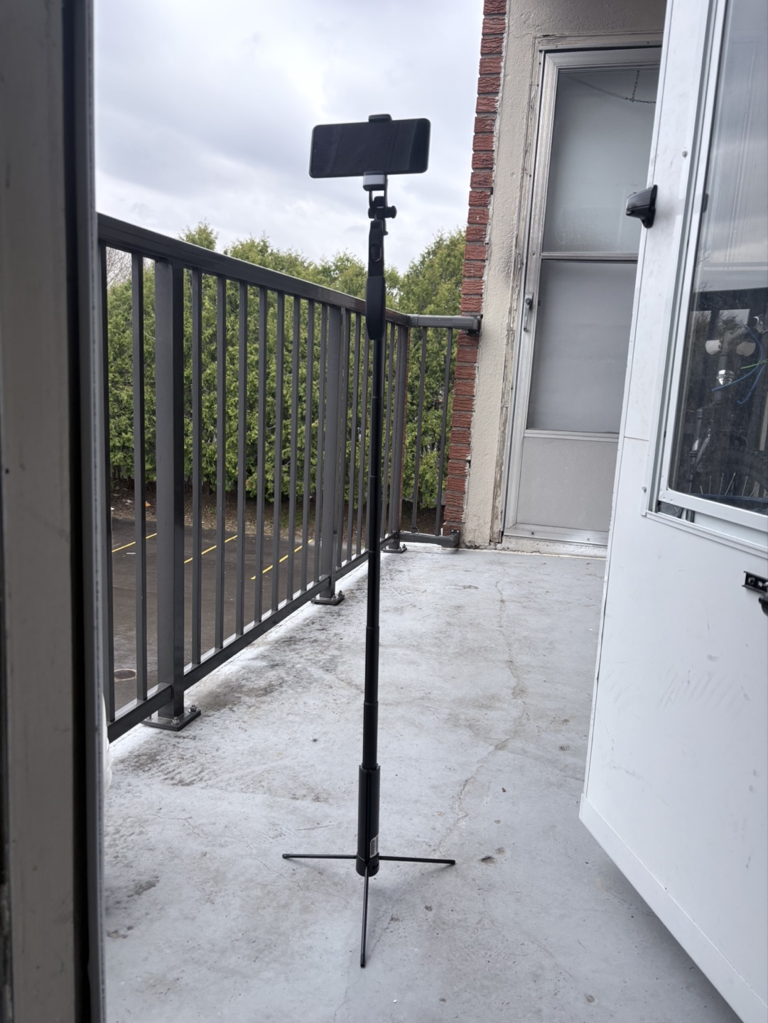 Phone stabilizer tripod with remote shutter and assist light - photo 4