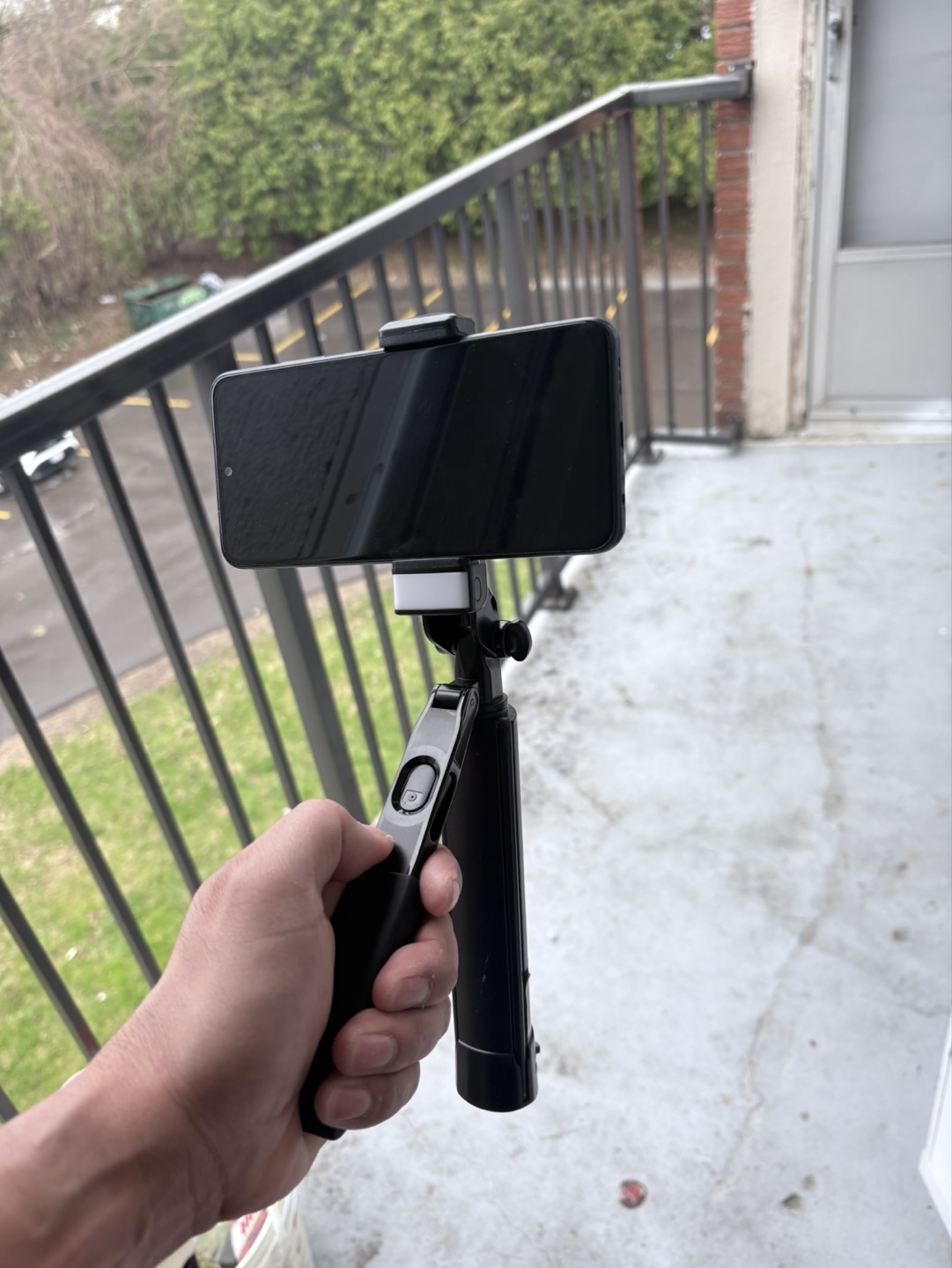 Phone stabilizer tripod with remote shutter and assist light - photo 3