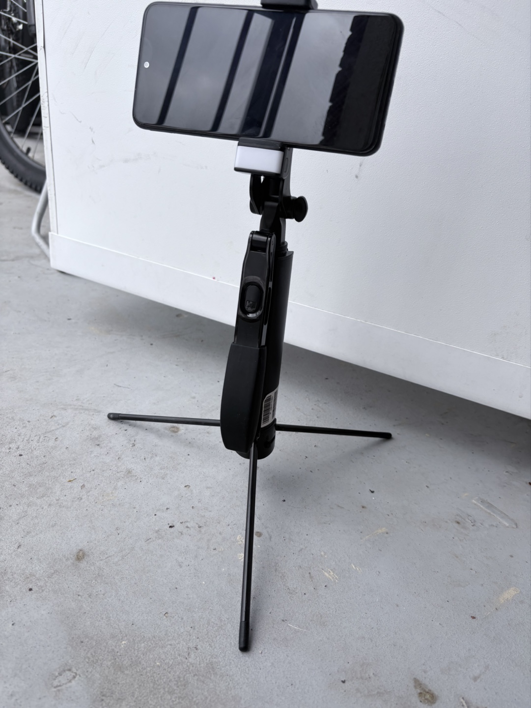 Phone stabilizer tripod with remote shutter and assist light - photo 2