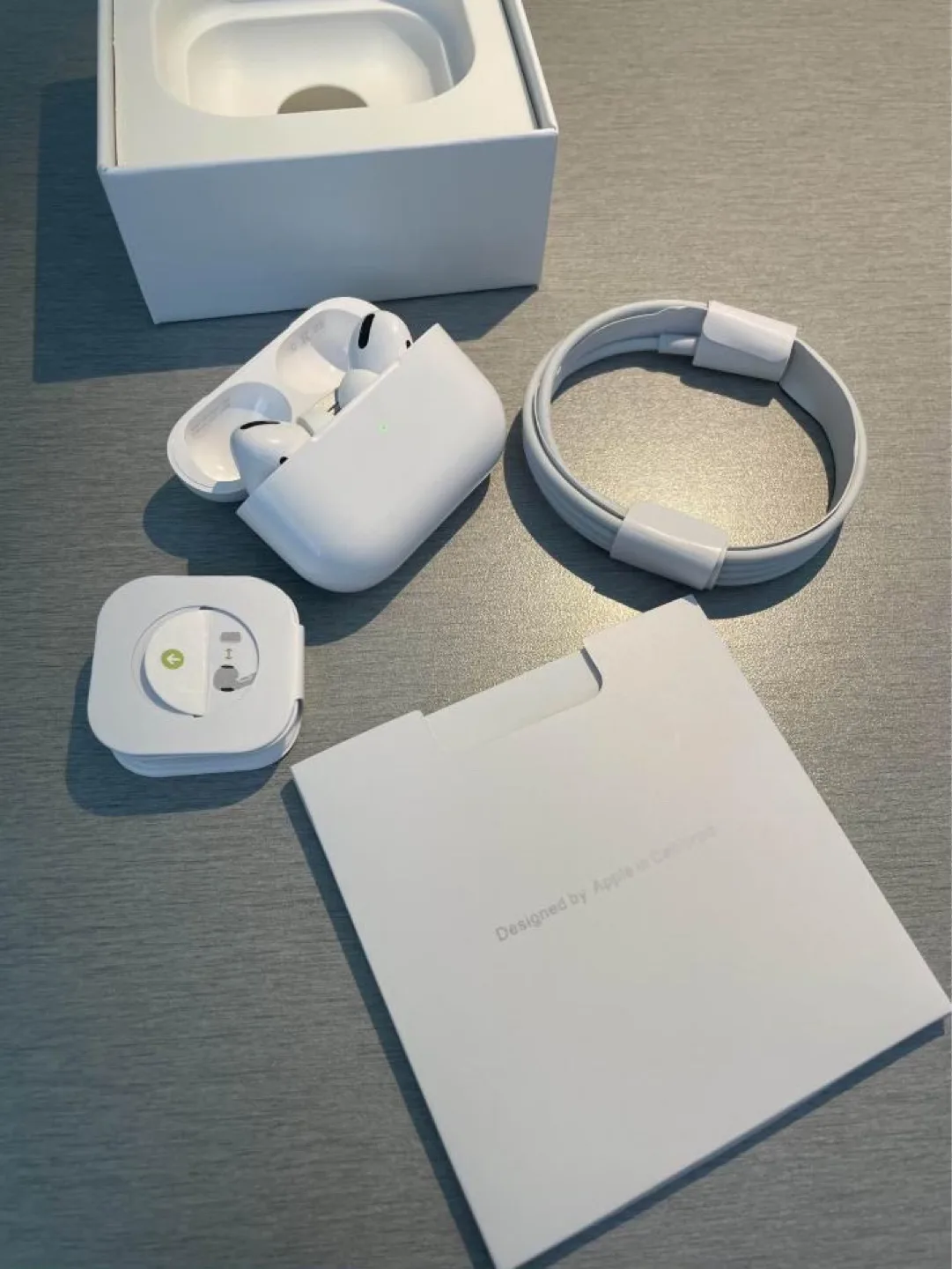 Apple AirPods Pro with Charging Case image indicator(3)