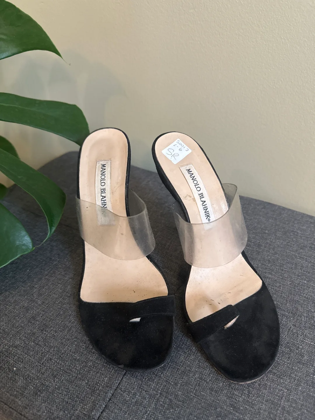 Manalo Blahnik Black Suede Heels image indicator(2)