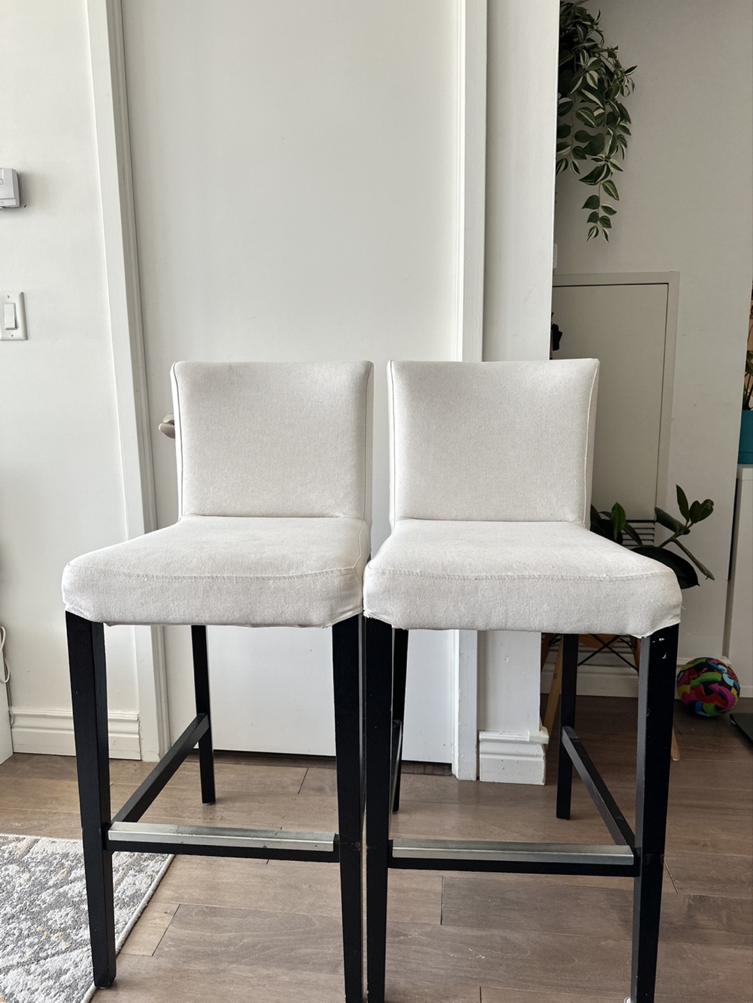 Two IKEA HENRIKSDAL white chairs - photo 2