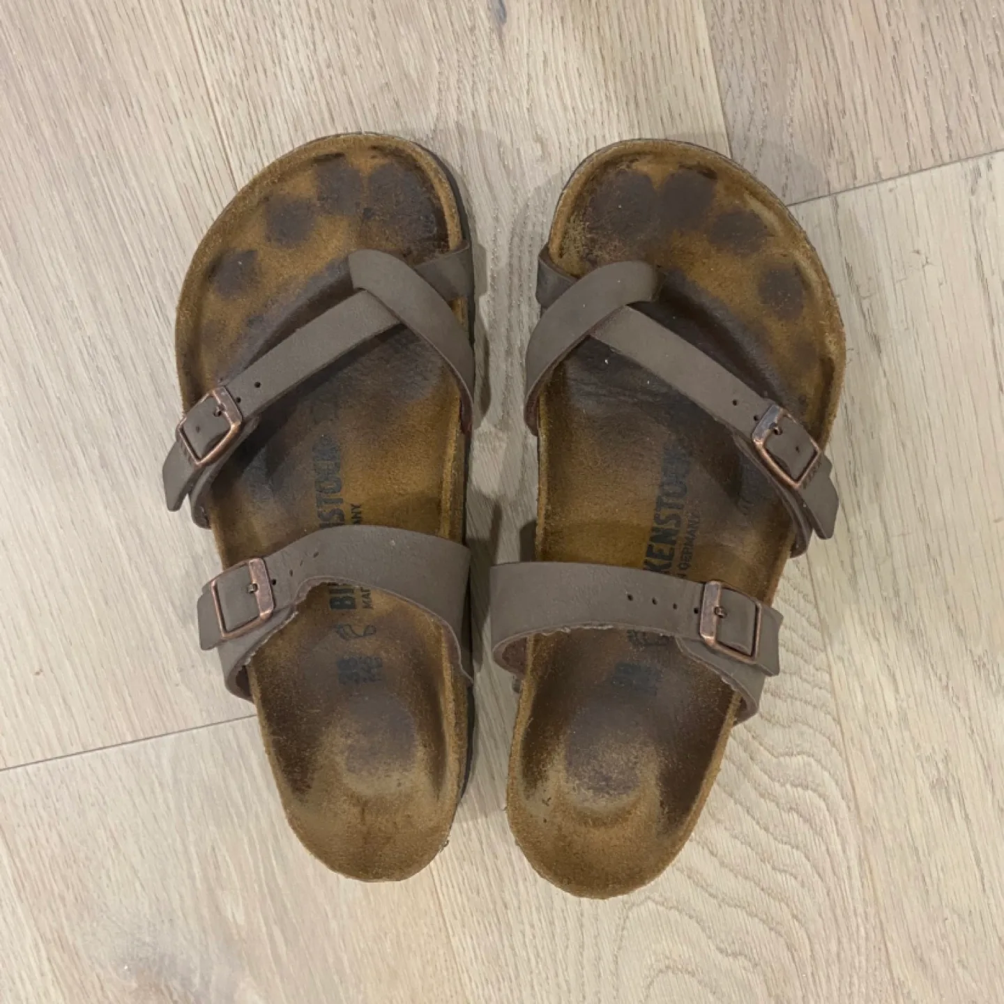 Size 38 women’s Birkenstock sandals image indicator(2)