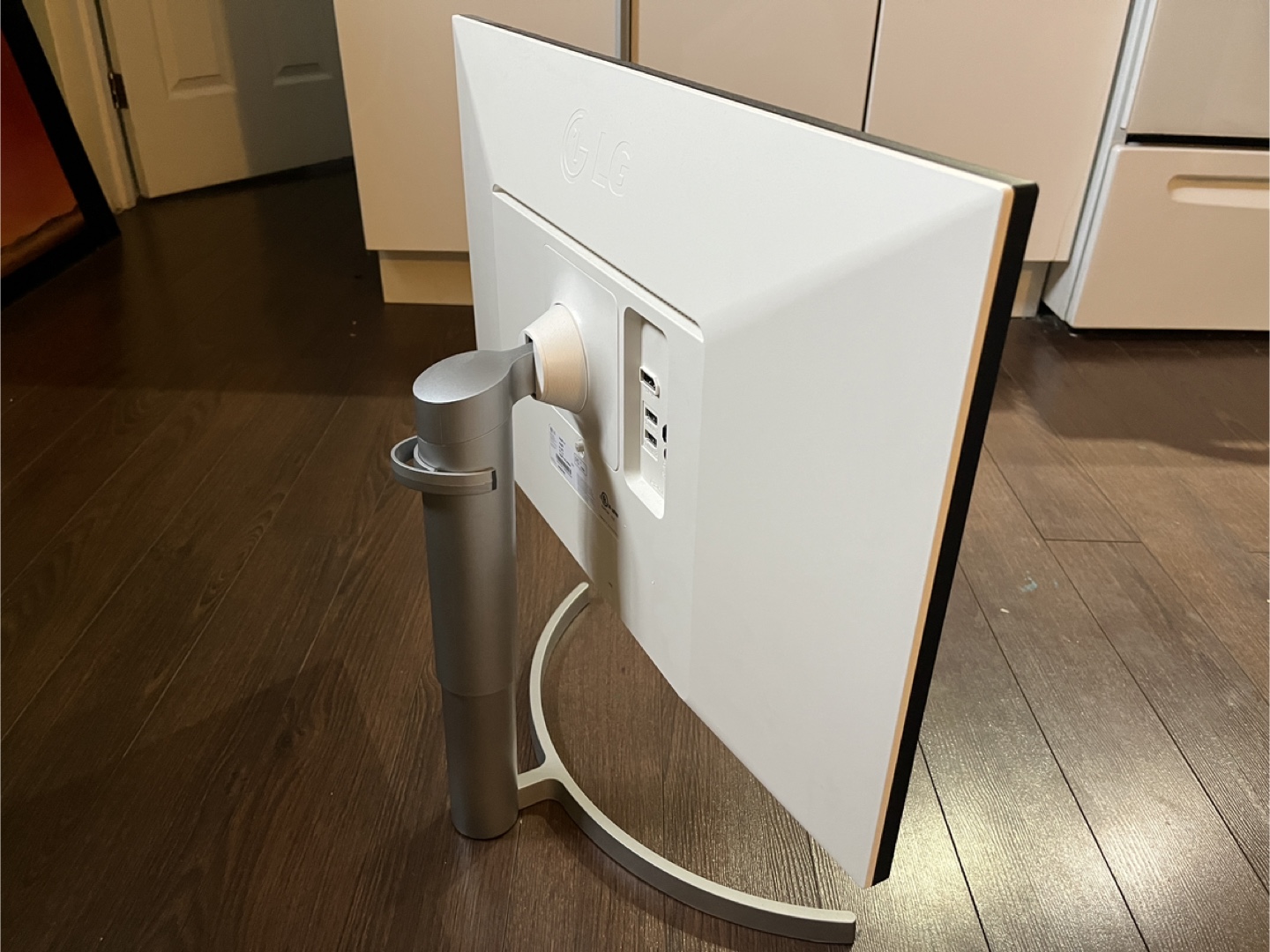 LG 27UK650-W 27-inch 4K UHD Monitor - photo 2