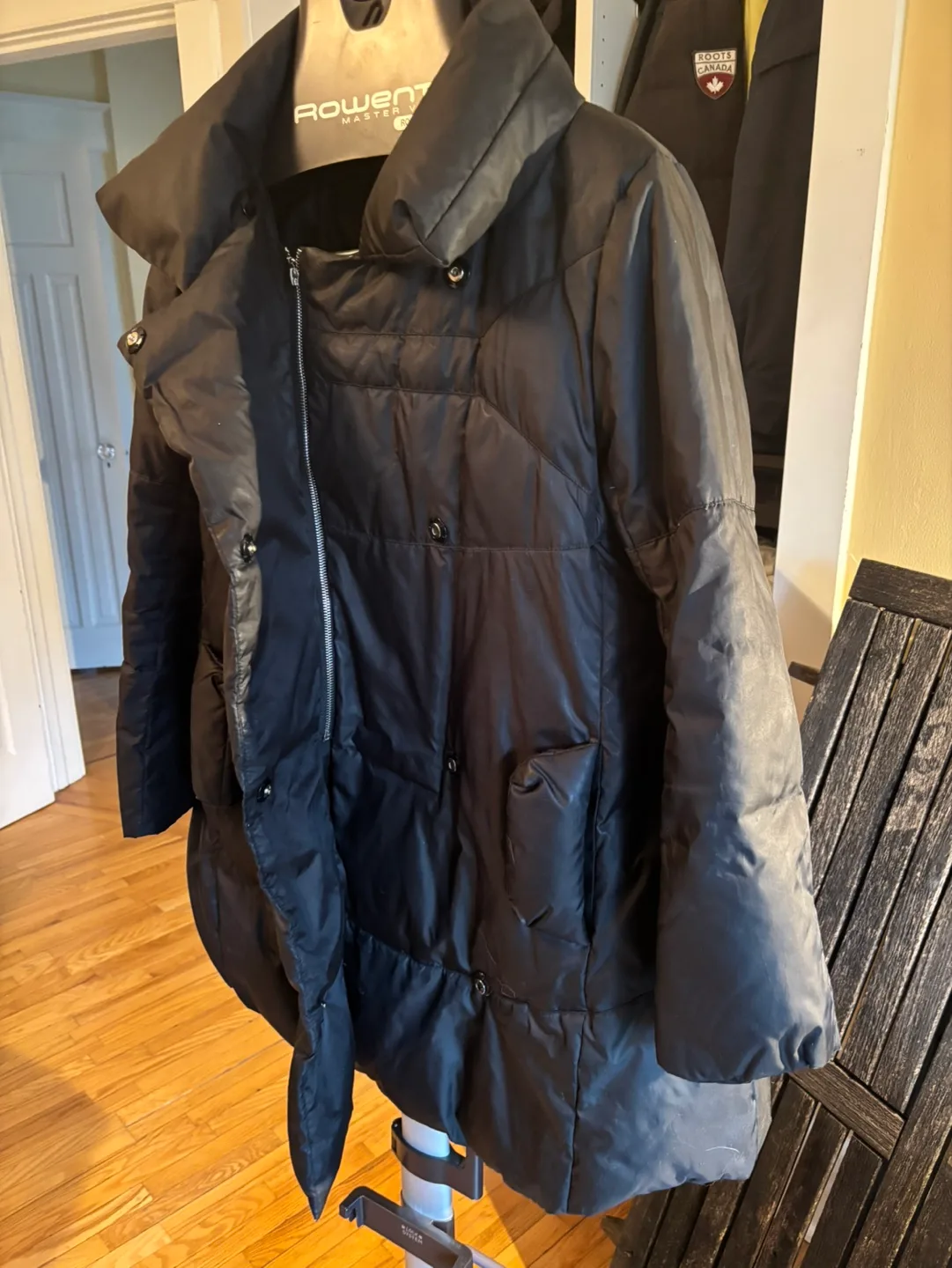 Beautiful Ermanno Scervino Black Down-Filled Puffer Coat image indicator(3)